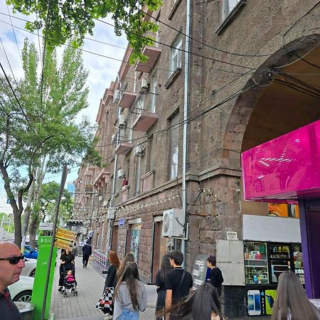 Прекрасная 4-Ех Комнатная Квартира В Самом Центре Yerevan Exterior foto