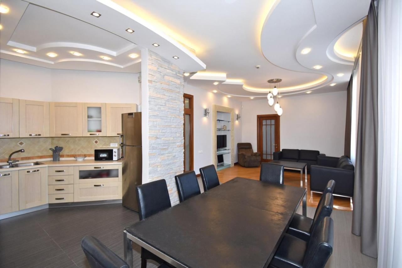 Прекрасная 4-Ех Комнатная Квартира В Самом Центре Yerevan Exterior foto